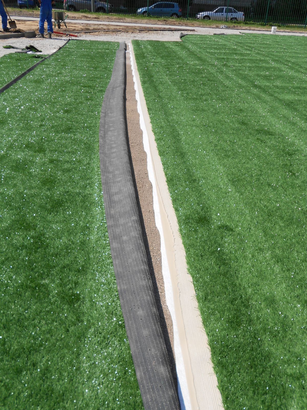 Склейка искусственной травы для футбола 40 мм на поле