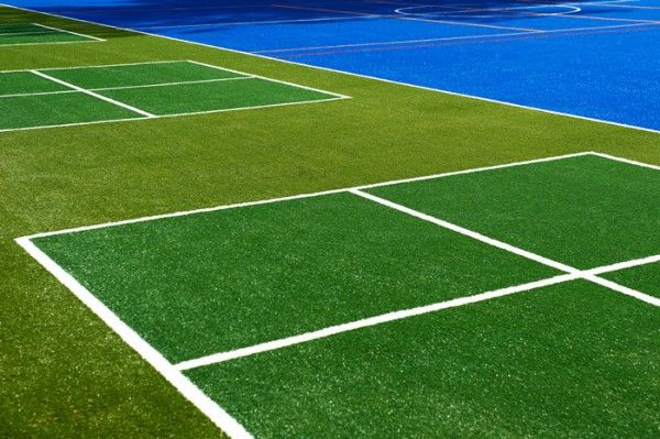 Изображение зеленой синей белой искусственной травы 20 мм Мультиспорт на спортивной площадке