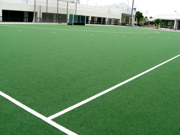 Изображение искусственного газона на площадке для игры в хоккей на траве
