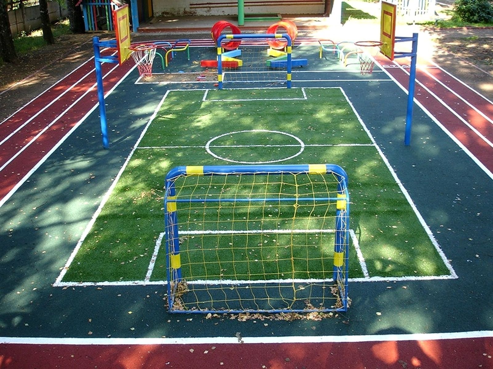 Изображение детской площадки с использованием искусственной травы и резиновой крошки