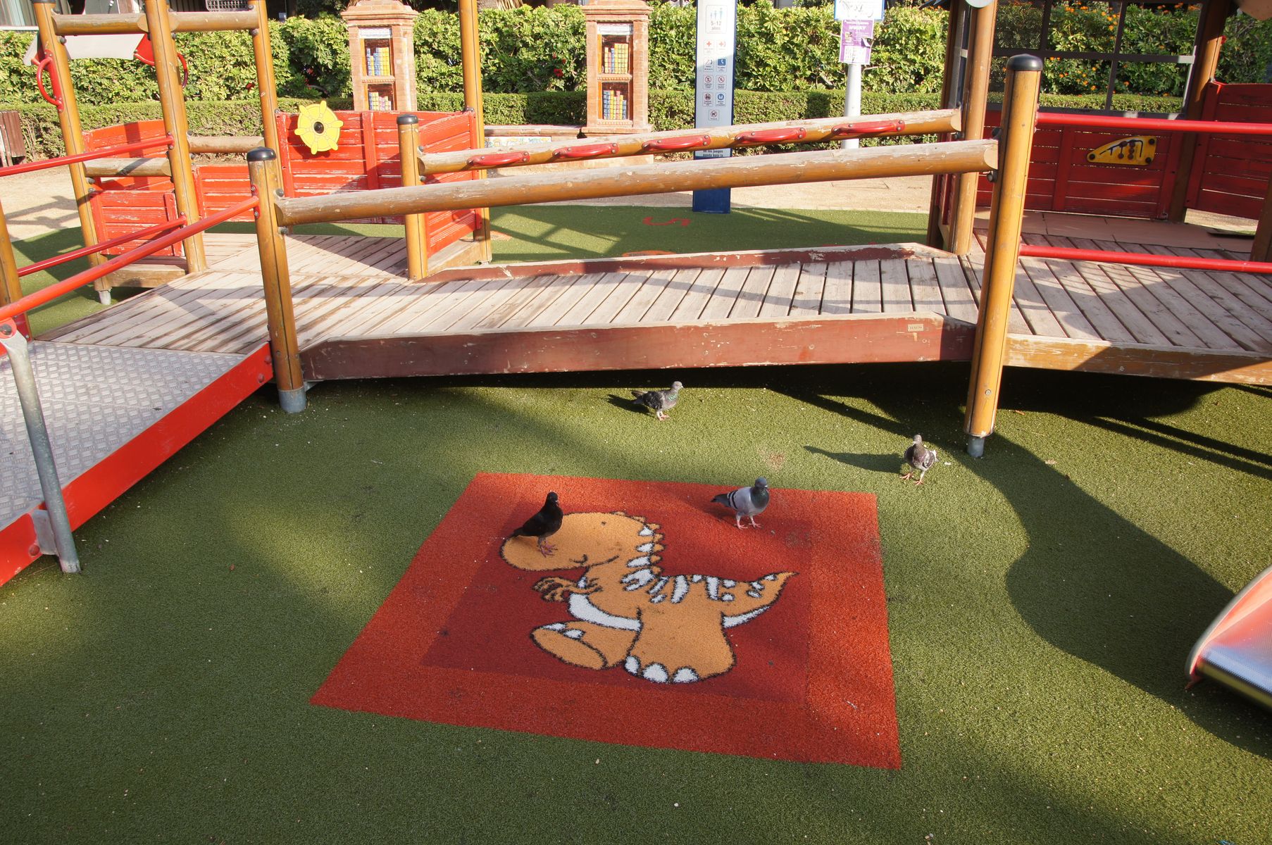 Изображение искусственной травы гольф 12 мм на детской площадке