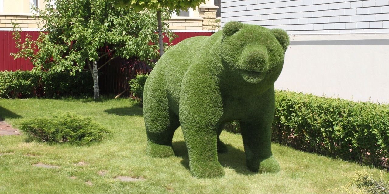Топиарий из искусственной травы медведь